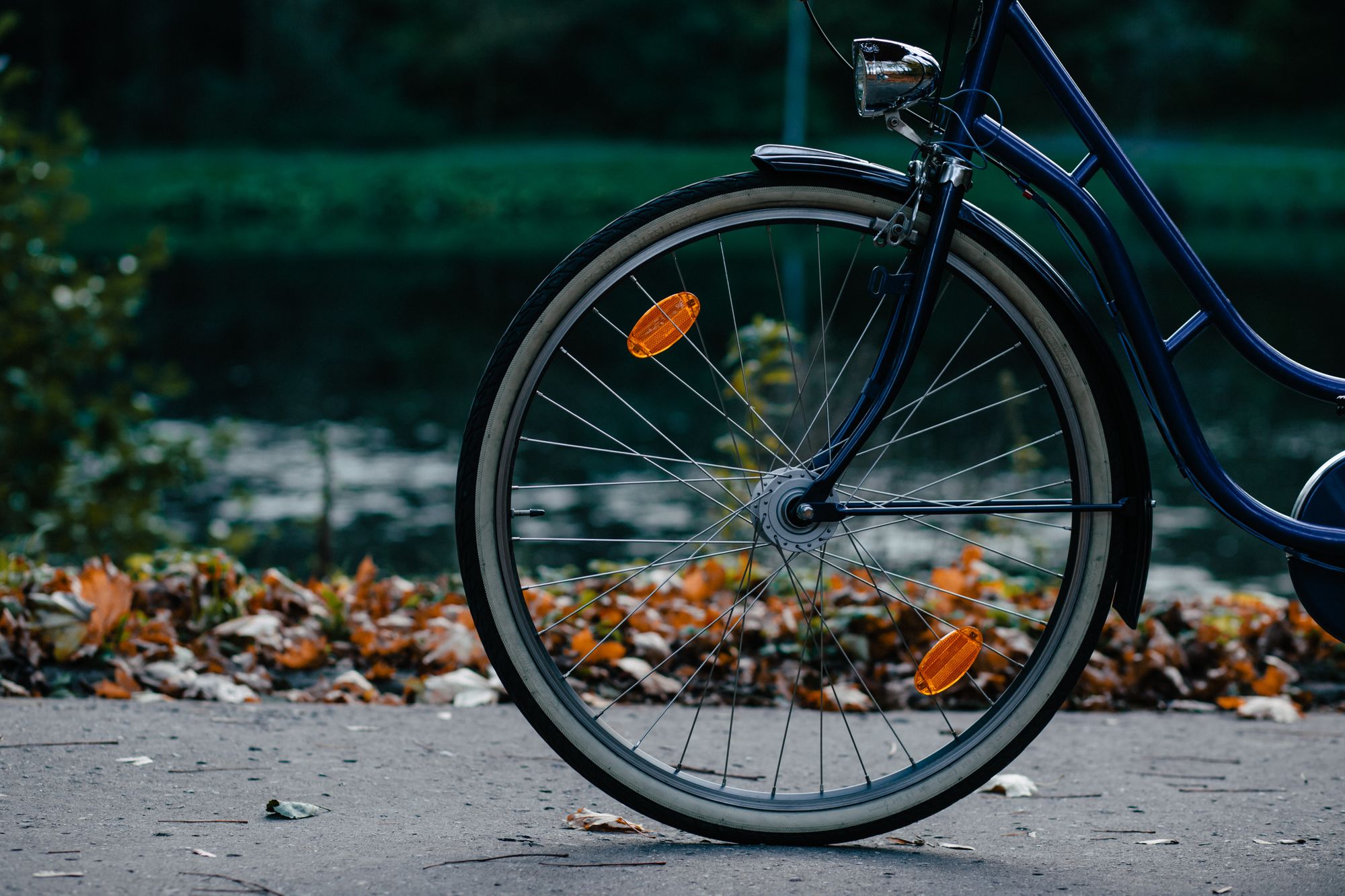 Bądź widoczny na drodze! Odblaski i oświetlenie rowerowe Lezyne