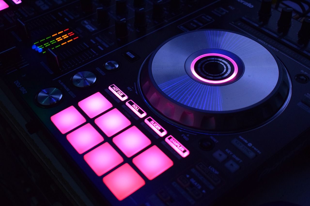 Szkolenia dla DJ-ów jako droga do osiągnięcia perfekcji w twoim ulubionym gatunku muzycznym