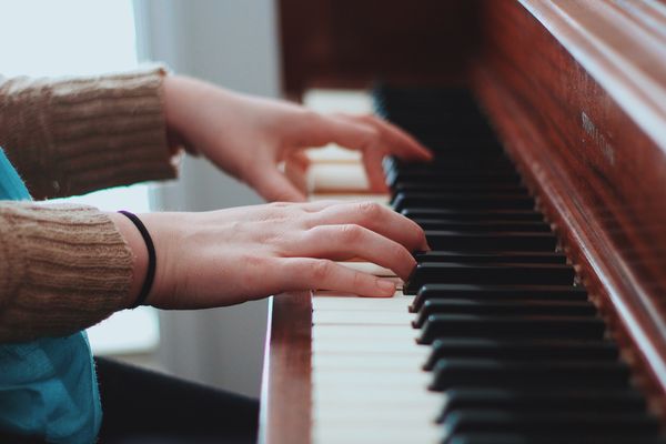 Nauka gry na pianinie, fortepianie – wypożycz markowy sprzęt i rozpocznij muzyczną przygodę