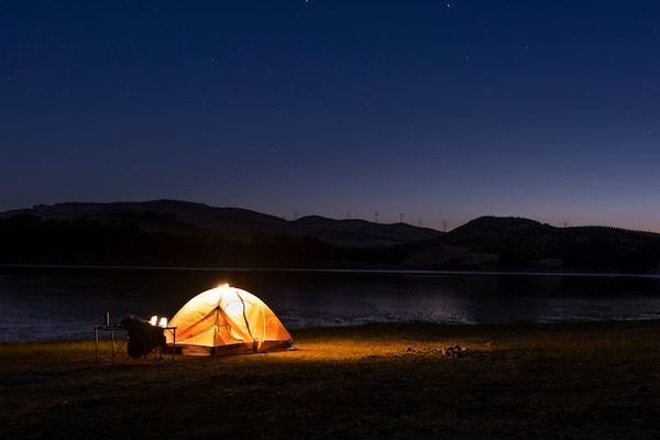 Wybierasz się na urlopowy wyjazd pod namiot? Tych kilka rzeczy ułatwi Ci wakacyjny wypoczynek!