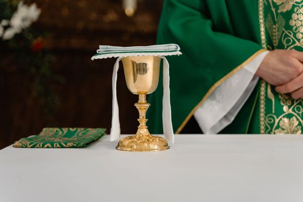 Bursy liturgiczne i zestawy podróżne dla księży – co to jest i co powinno się w nich znaleźć